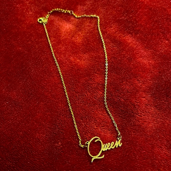 18k Gold plated Queen pendant necklace - Picture 3 of 10